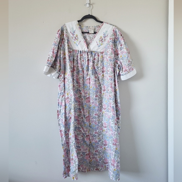 Vintage Other - Vintage Floral Housedress / Robe